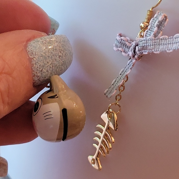 💥ONE LEFT💥Kitty’s Lunch Mismatched Dangle Earrings, 16k gold - Picture 4 of 5